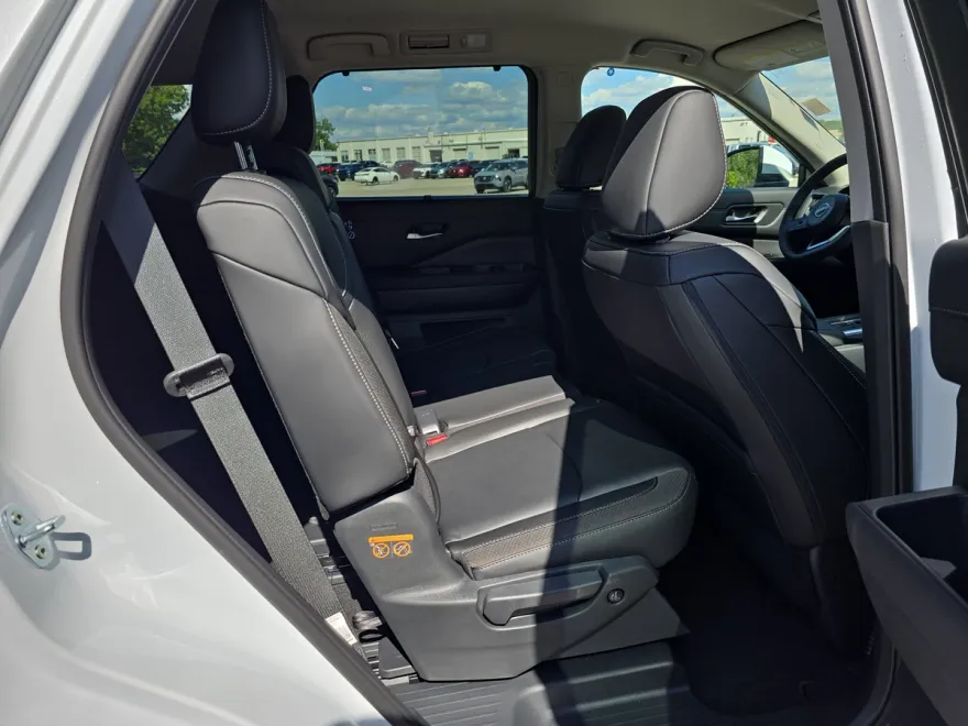 2025 Nissan Pathfinder SL photo 1