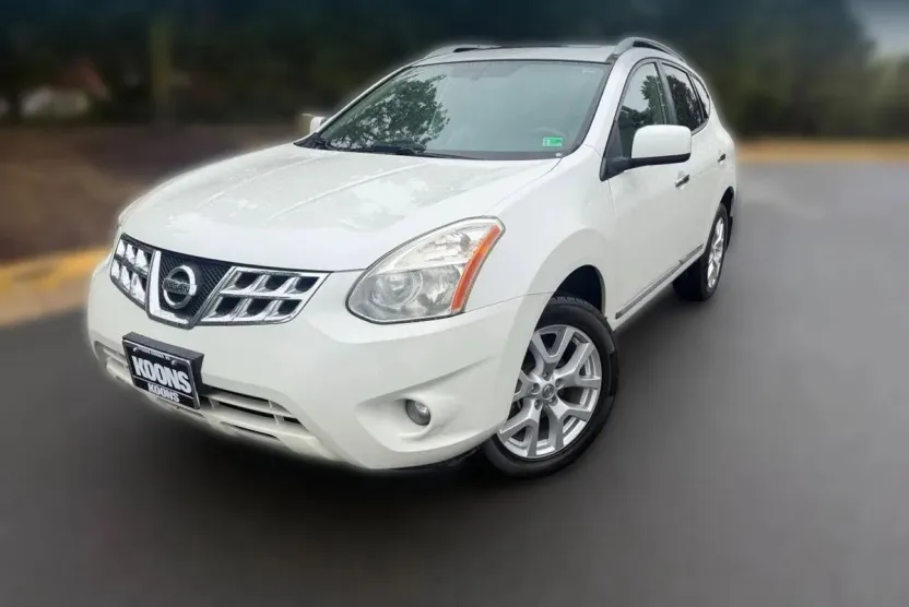 2011 Nissan Rogue SV photo 1