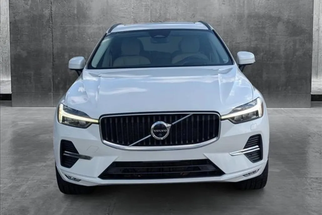 2022 Volvo XC60 B5 Momentum photo 1