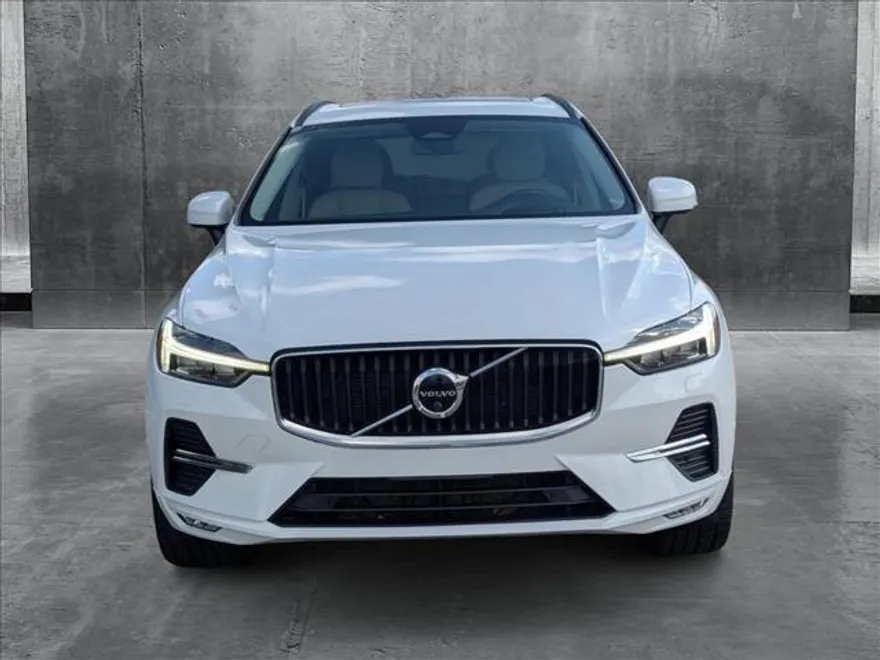 2022 Volvo XC60 B5 Momentum photo 1