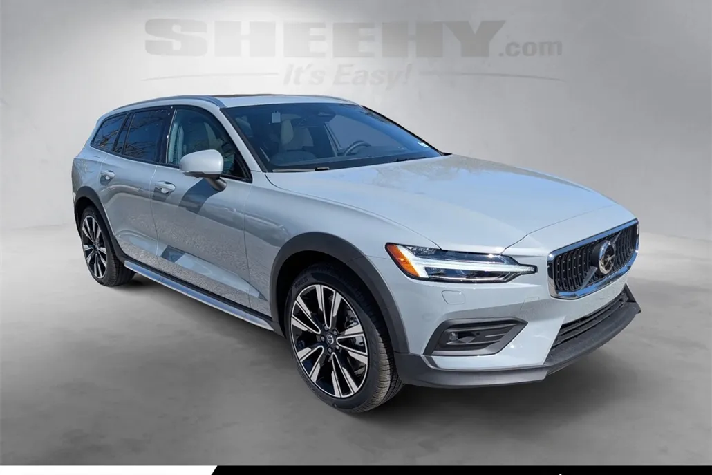 2025 Volvo V60 Cross Country B5 photo 1