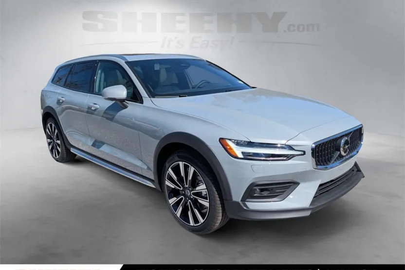 2025 Volvo V60 Cross Country B5 photo 1