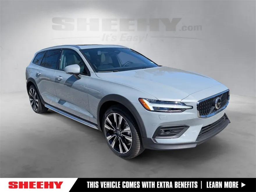 2025 Volvo V60 Cross Country B5 photo 1