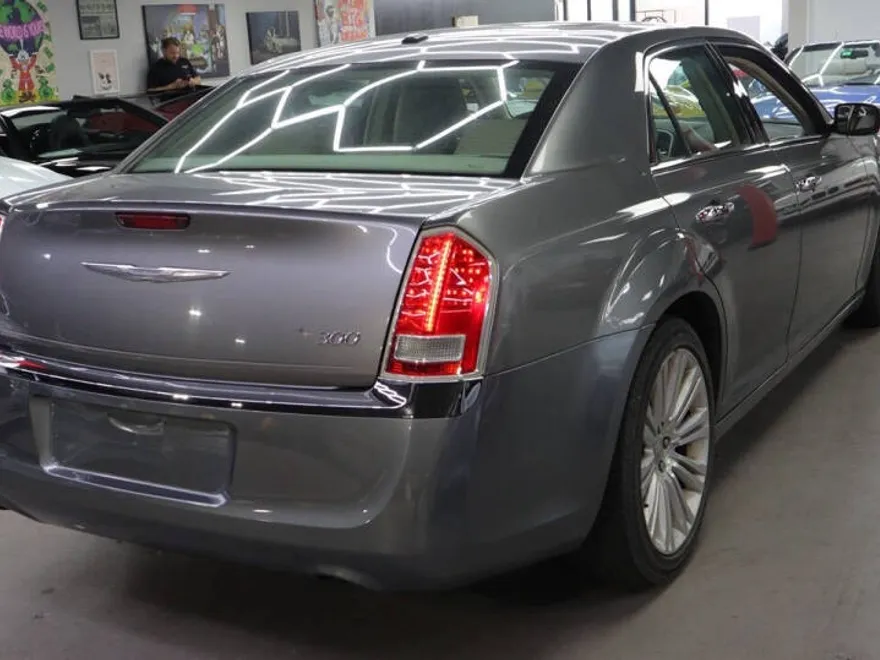 2011 Chrysler 300 Limited photo 1