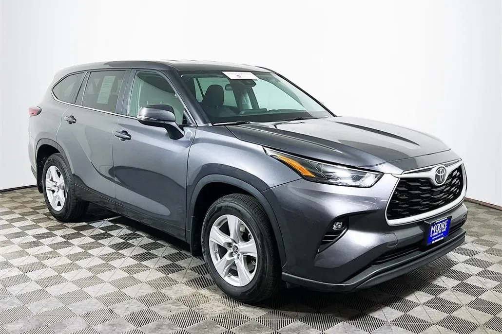 2024 Toyota Highlander LE photo 1