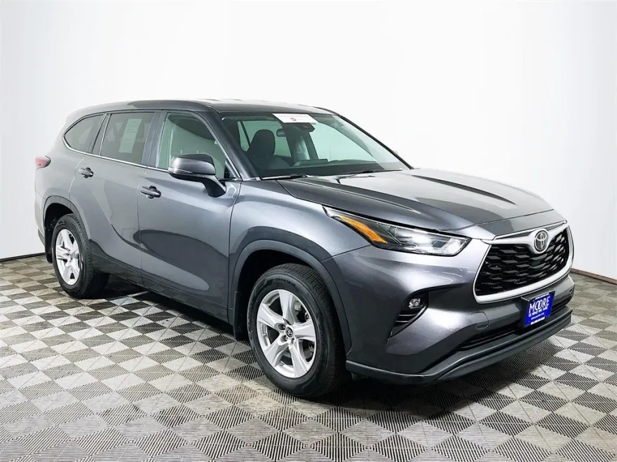 2024 Toyota Highlander LE photo 1