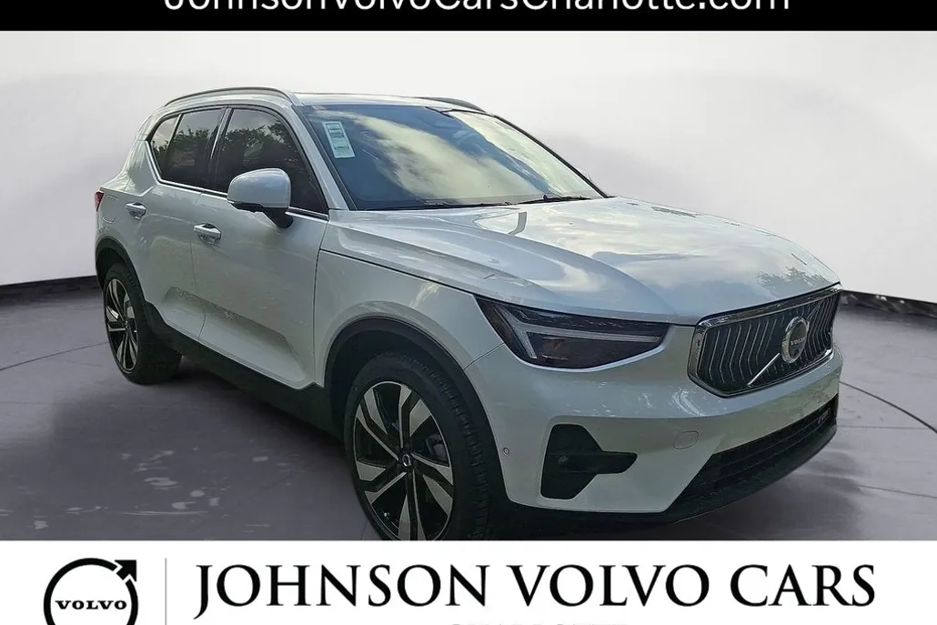 2025 Volvo XC40 photo 1