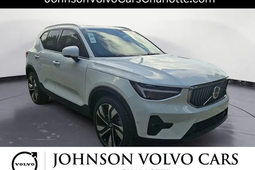 2025 Volvo XC40 photo 1