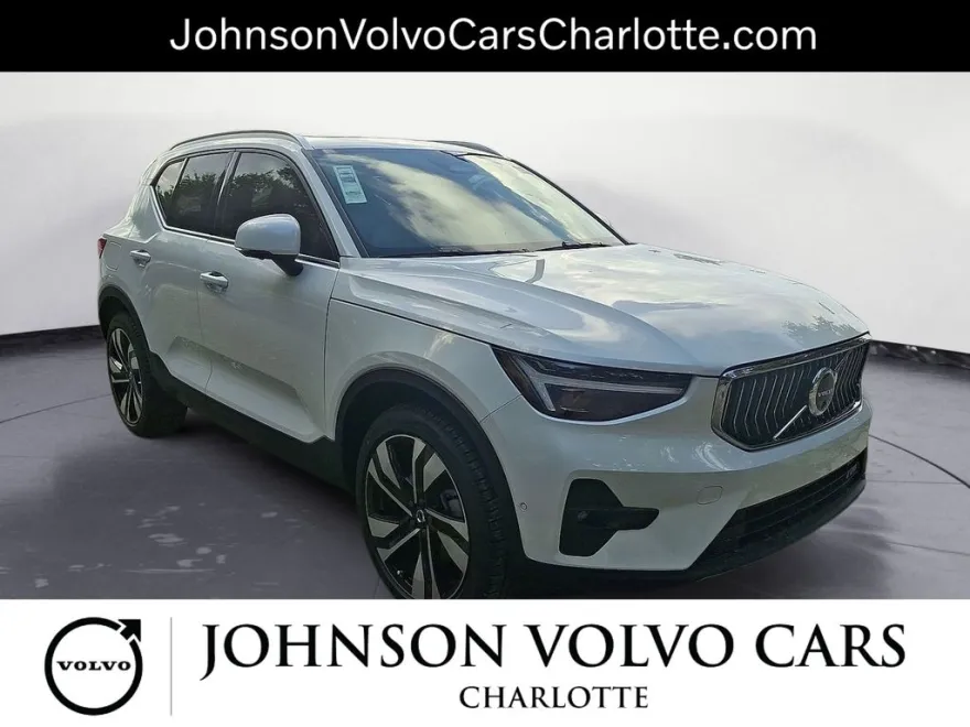 2025 Volvo XC40 photo 1