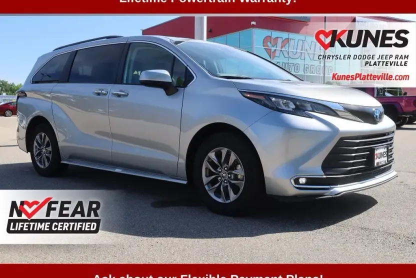 2024 Toyota Sienna XLE photo 1