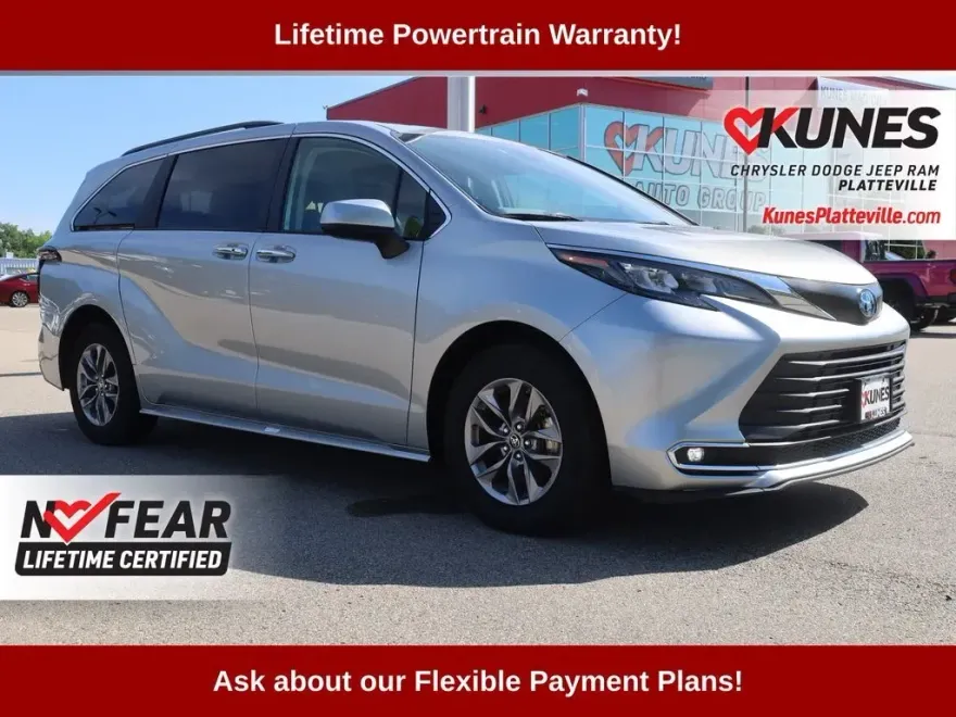 2024 Toyota Sienna XLE photo 1