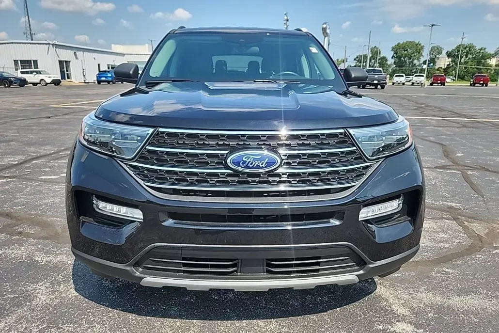 2023 Ford Explorer XLT photo 1
