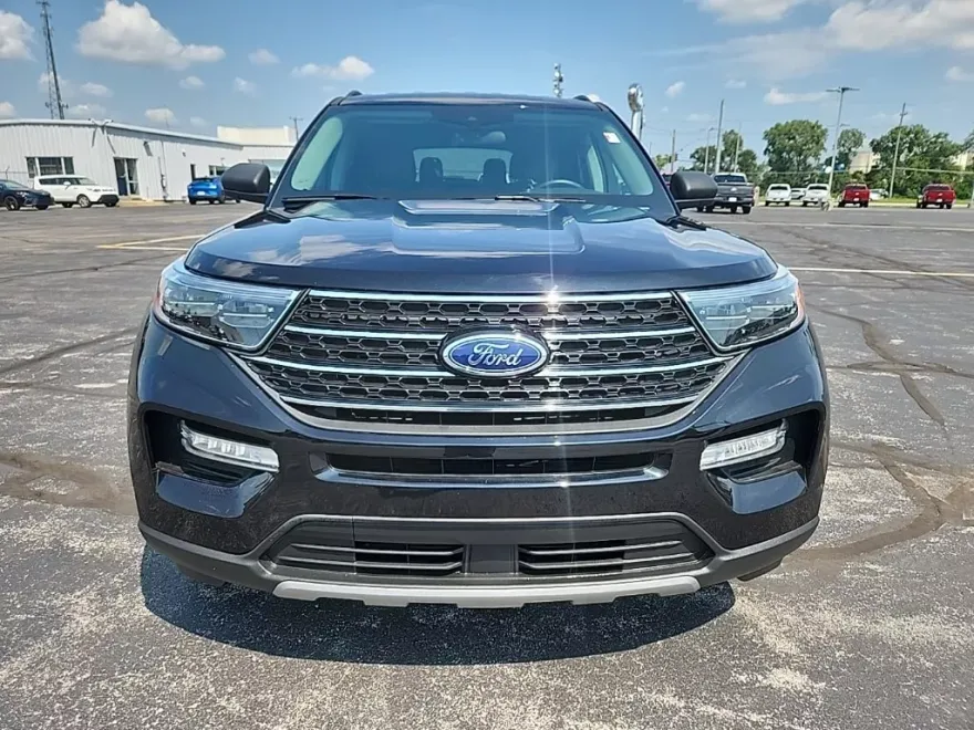 2023 Ford Explorer XLT photo 1