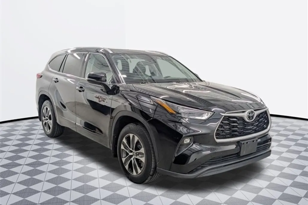 2022 Toyota Highlander XLE photo 1