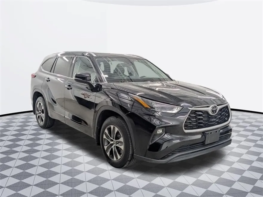 2022 Toyota Highlander XLE photo 1