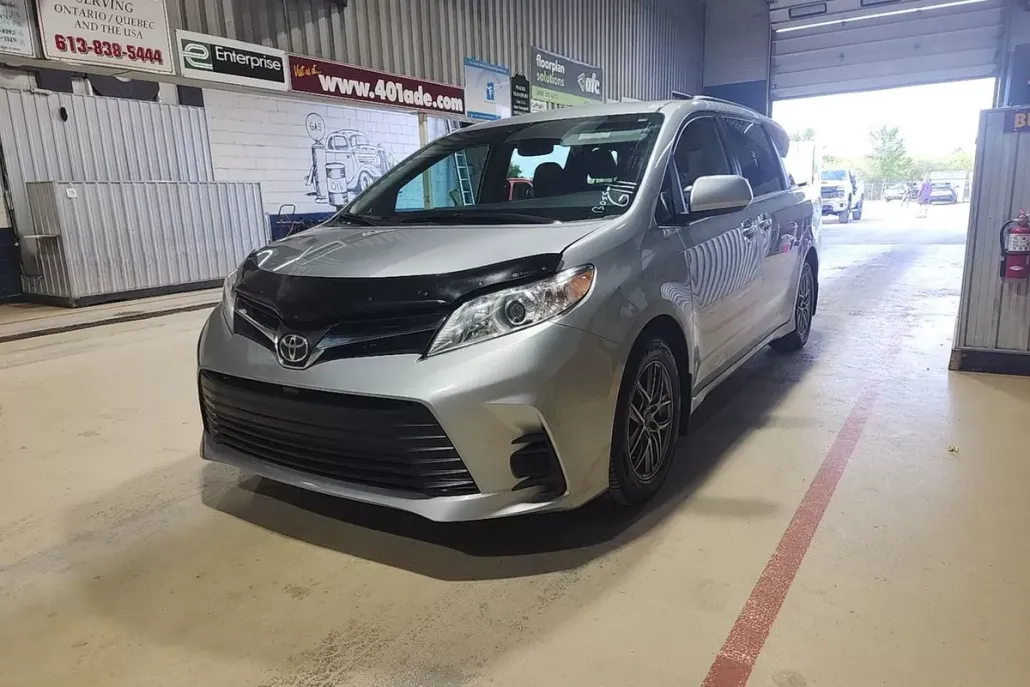 2020 Toyota Sienna LE photo 1