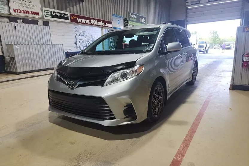 2020 Toyota Sienna LE photo 1