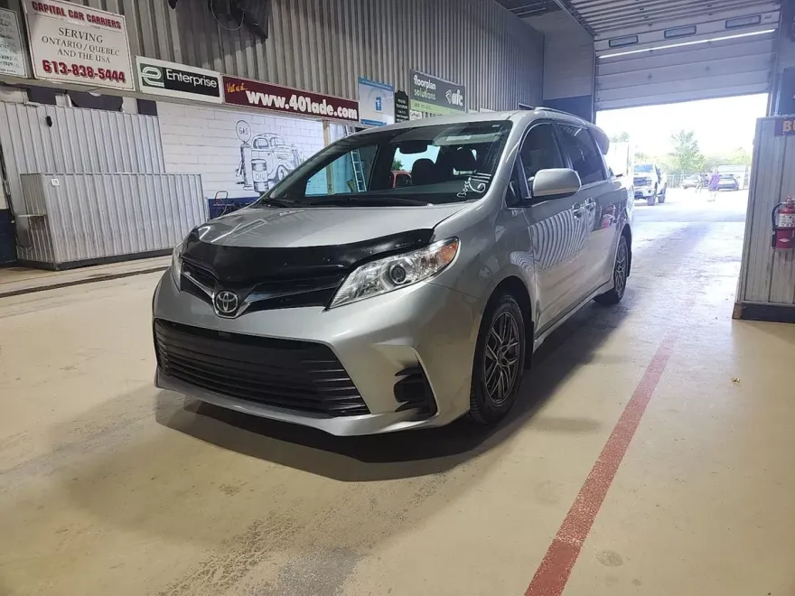 2020 Toyota Sienna LE photo 1