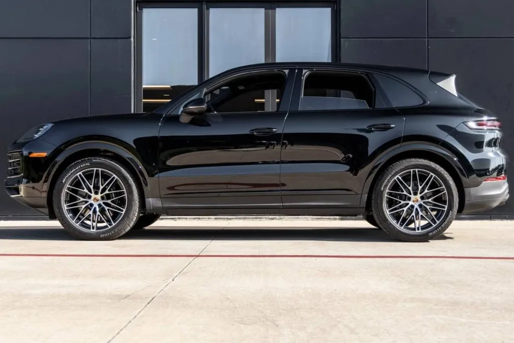 2025 Porsche Cayenne Base photo 1