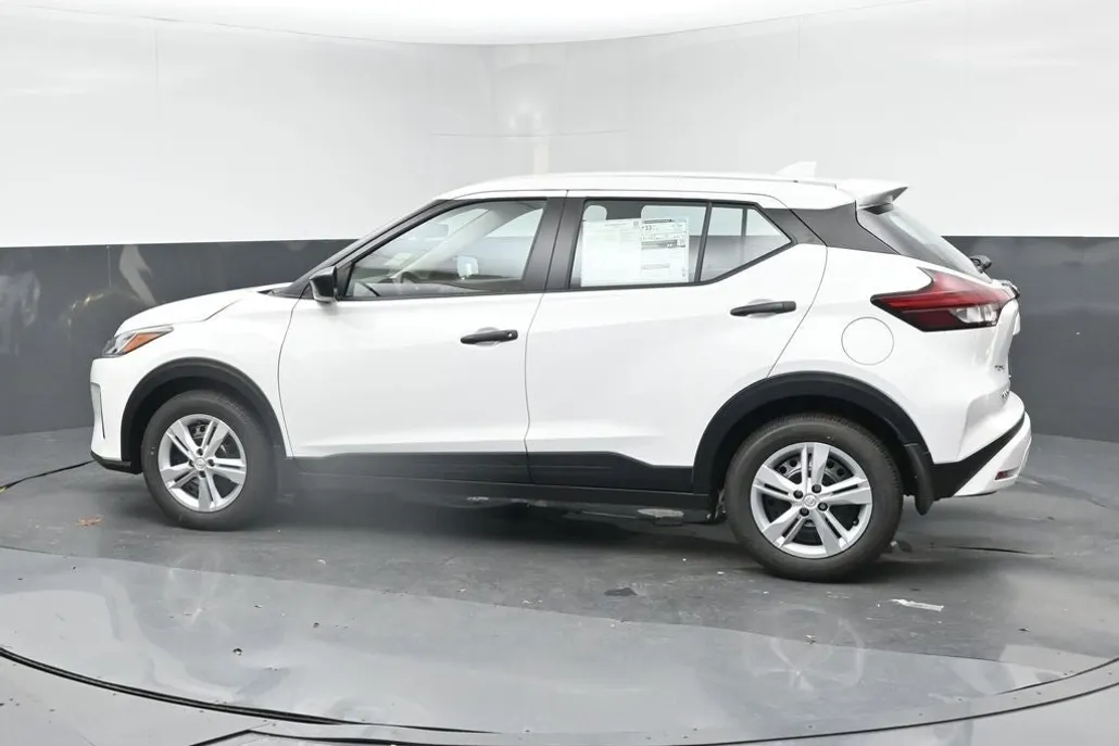 2024 Nissan Kicks S photo 1