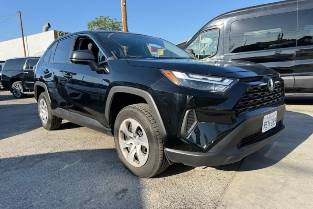 2023 Toyota RAV4 LE photo 1