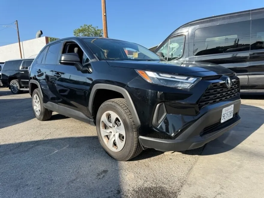 2023 Toyota RAV4 LE photo 1