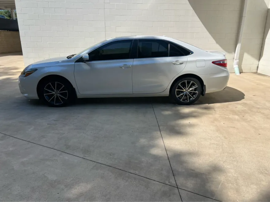 2017 Toyota Camry SE photo 1