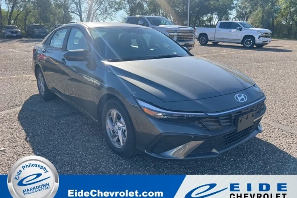 2024 Hyundai Elantra SE photo 1