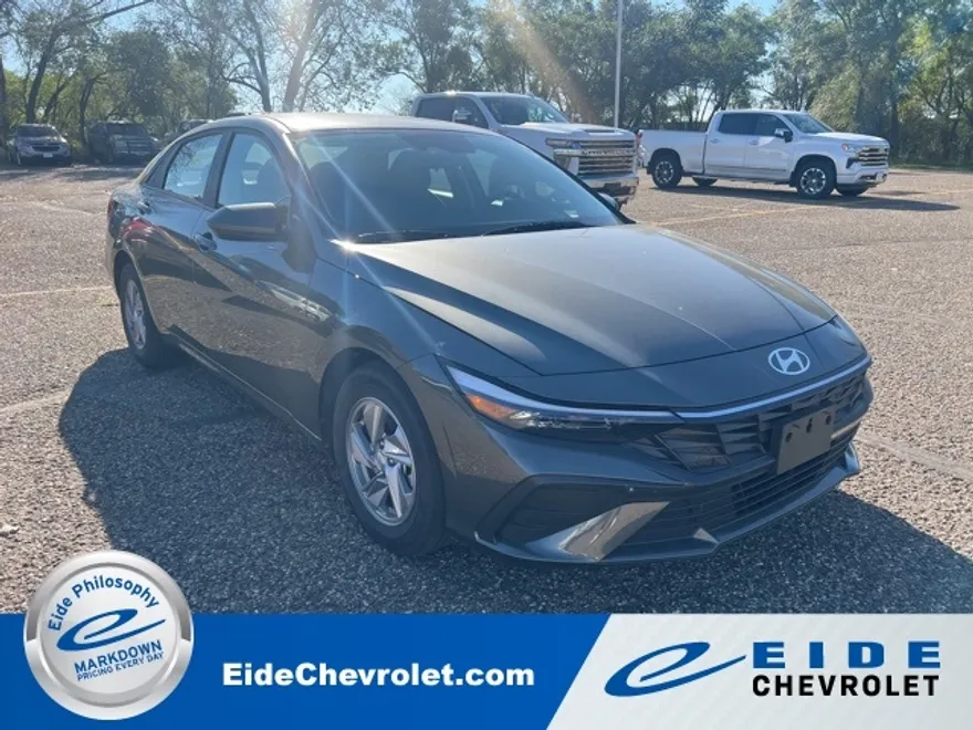 2024 Hyundai Elantra SE photo 1
