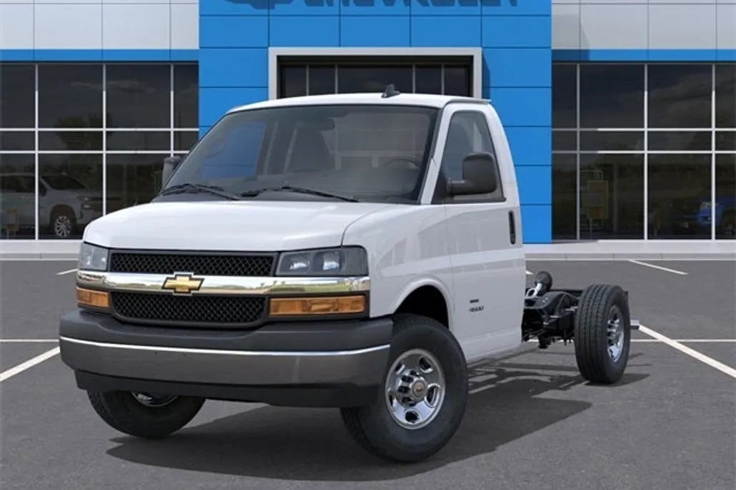 2025 Chevrolet Express 3500 Work Van Cutaway photo 1