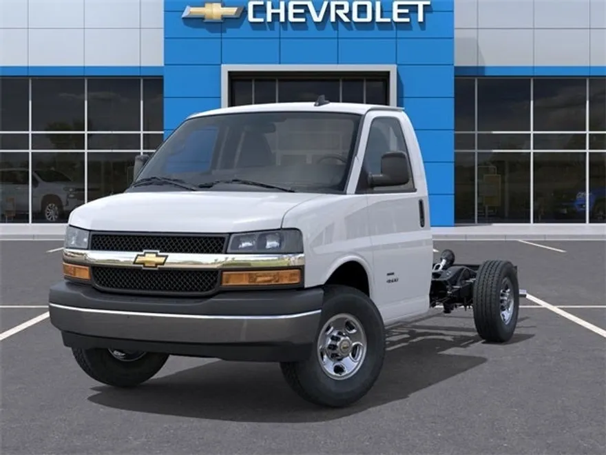 2025 Chevrolet Express 3500 Work Van Cutaway photo 1