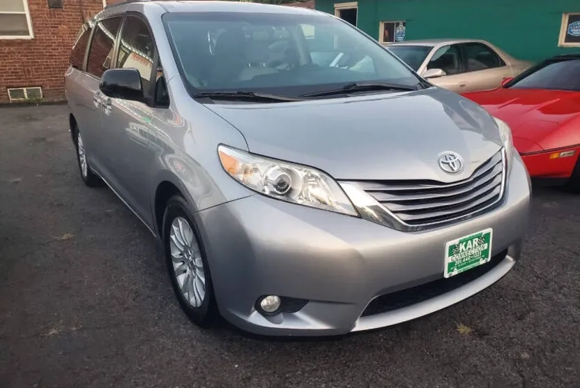 2017 Toyota Sienna XLE photo 1