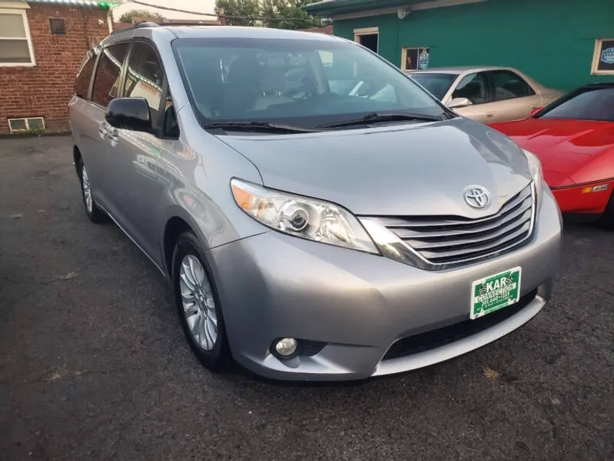 2017 Toyota Sienna XLE photo 1
