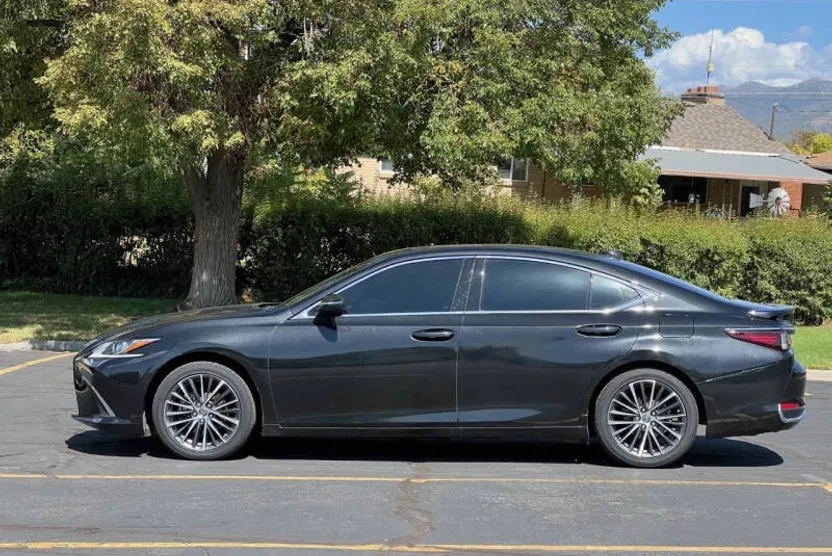 2023 Lexus ES 300h photo 1