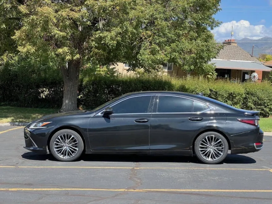2023 Lexus ES 300h photo 1