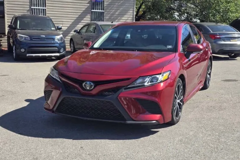 2018 Toyota Camry L photo 1