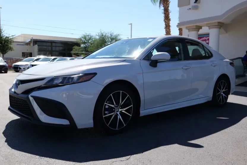 2023 Toyota Camry SE photo 1