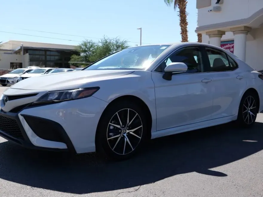 2023 Toyota Camry SE photo 1