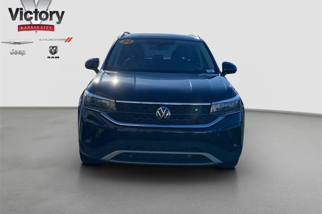 2024 Volkswagen Taos SE photo 1