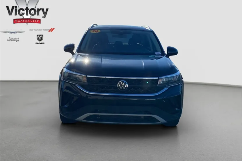2024 Volkswagen Taos SE photo 1