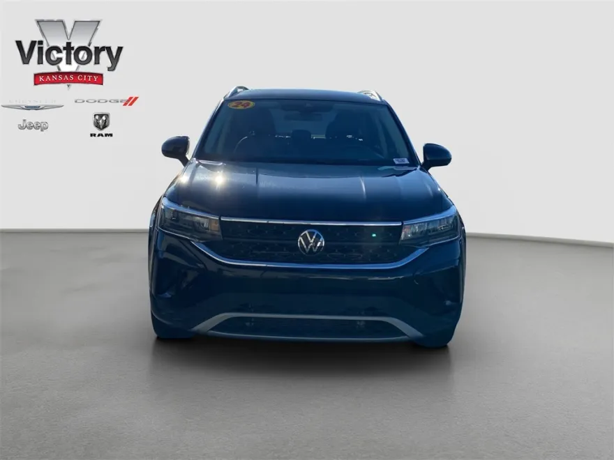 2024 Volkswagen Taos SE photo 1
