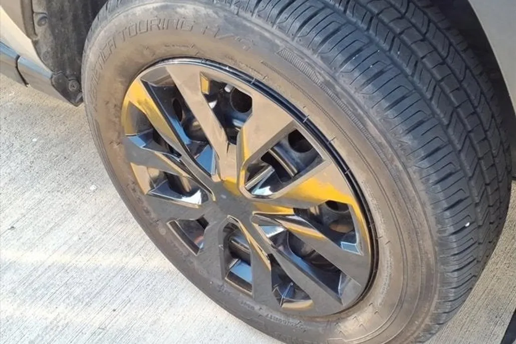 2019 Toyota RAV4 LE photo 1
