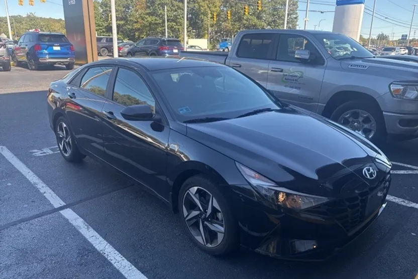 2023 Hyundai Elantra SEL photo 1