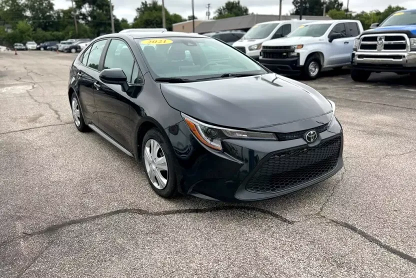 2021 Toyota Corolla LE photo 1