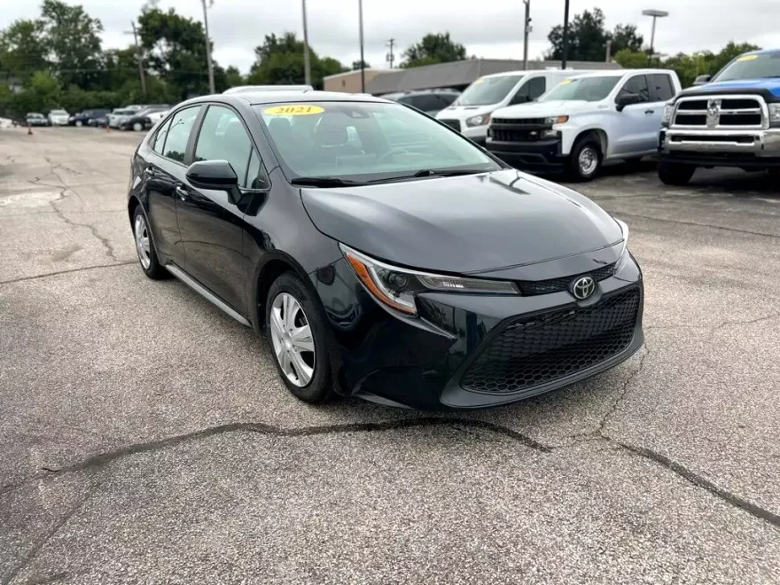 2021 Toyota Corolla LE photo 1