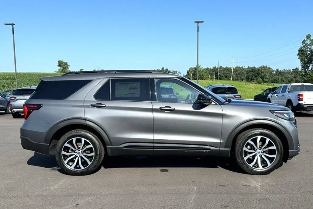 2025 Ford Explorer ST-Line photo 1