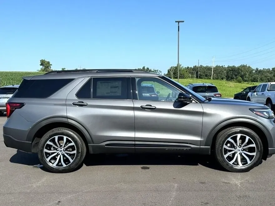 2025 Ford Explorer ST-Line photo 1