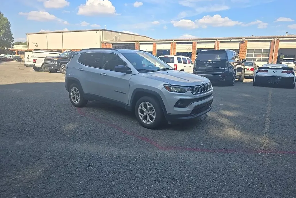2024 Jeep Compass Latitude photo 1