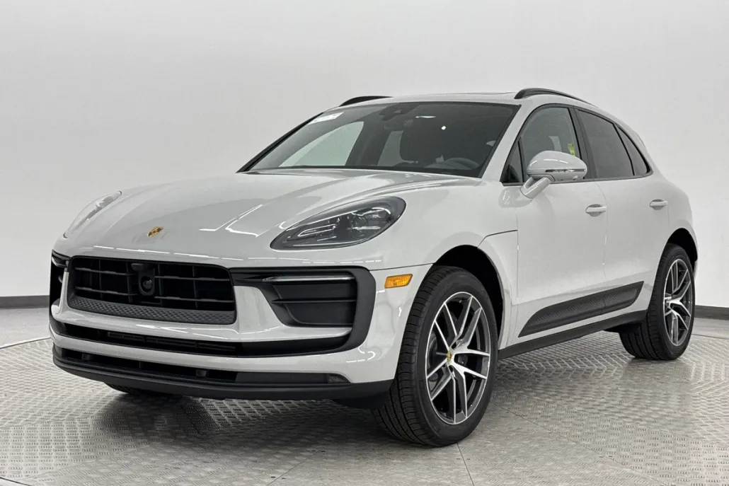 2025 Porsche Macan T photo 1