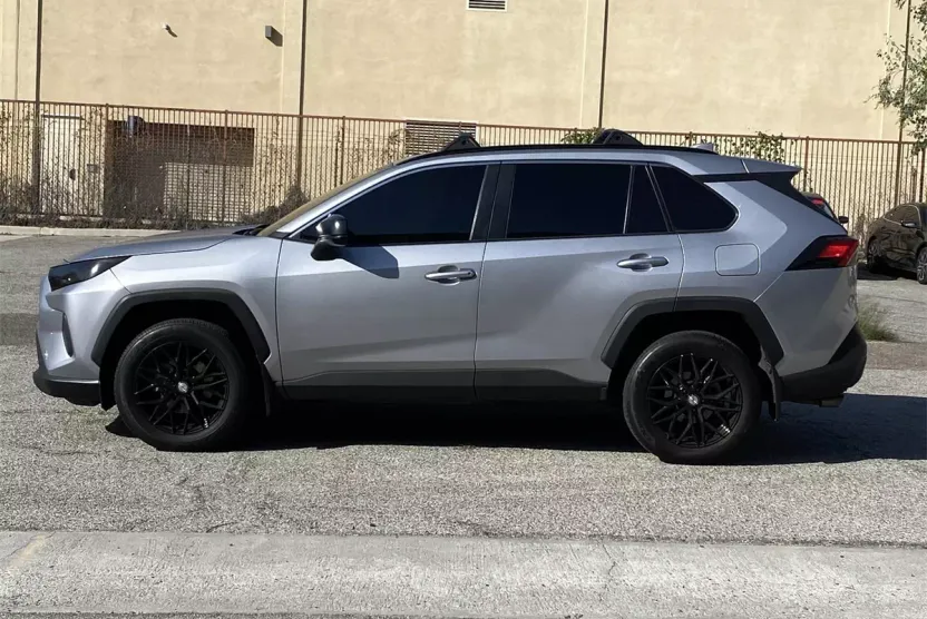 2021 Toyota RAV4 LE photo 1